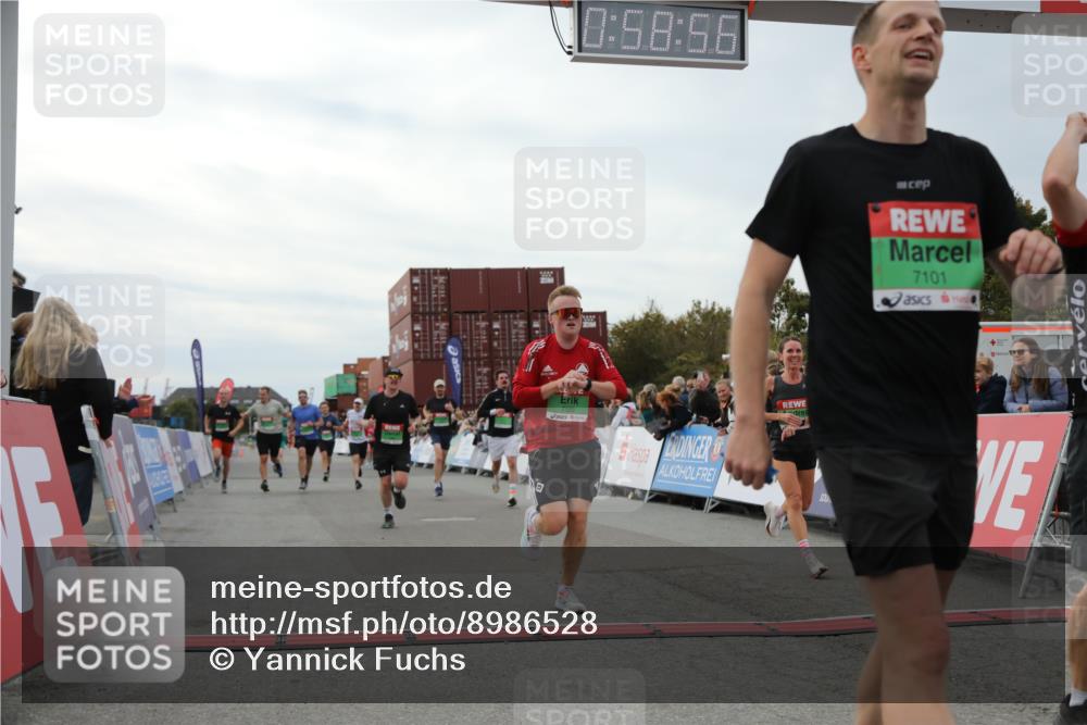 03.10.2025 - Köhlbrandbrückenlauf Yannick Fuchs http://msf.ph/oto/8986528 03.10.2025 15:58:54 Ziel 7086, 7101, 7109, 7117, 7120, 7238, 7244, 7256, 7356, 9086, 9186, 9195, 9196, 9197, 9370, 9398, 9512, 9750 meine-sportfotos.de