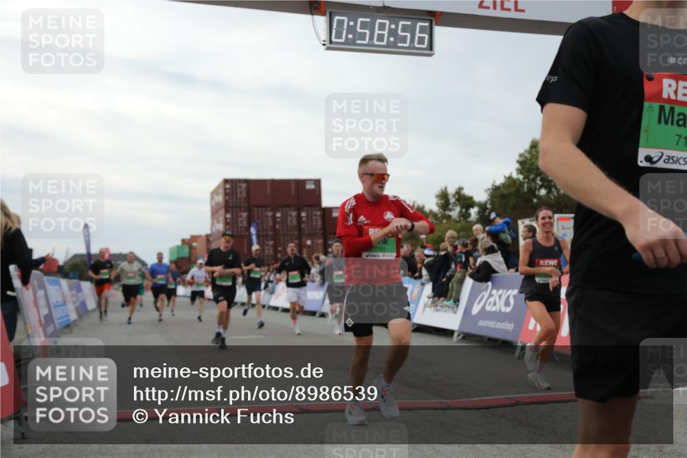 03.10.2025 - Köhlbrandbrückenlauf Yannick Fuchs http://msf.ph/oto/8986539 03.10.2025 15:58:55 Ziel 7086, 7101, 7109, 7120, 7238, 7244, 7256, 7356, 9186, 9195, 9196, 9197, 9370, 9398, 9512, 9750 meine-sportfotos.de