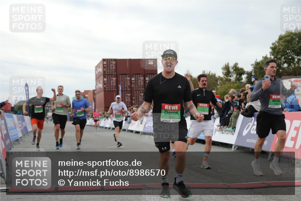 03.10.2025 - Köhlbrandbrückenlauf Yannick Fuchs http://msf.ph/oto/8986570 03.10.2025 15:58:56 Ziel 7086, 7101, 7109, 7120, 7238, 7244, 7256, 7356, 9186, 9195, 9196, 9197, 9370, 9398, 9512, 9750 meine-sportfotos.de