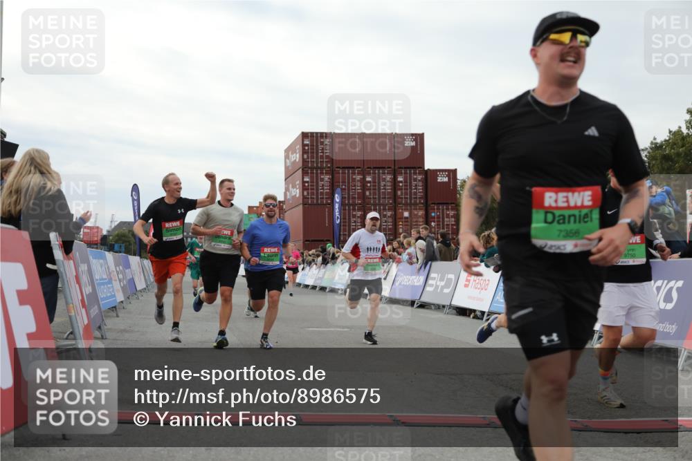 03.10.2025 - Köhlbrandbrückenlauf Yannick Fuchs http://msf.ph/oto/8986575 03.10.2025 15:58:57 Ziel 7086, 7109, 7120, 7238, 7256, 7356, 9186, 9195, 9196, 9197, 9370, 9398, 9750 meine-sportfotos.de