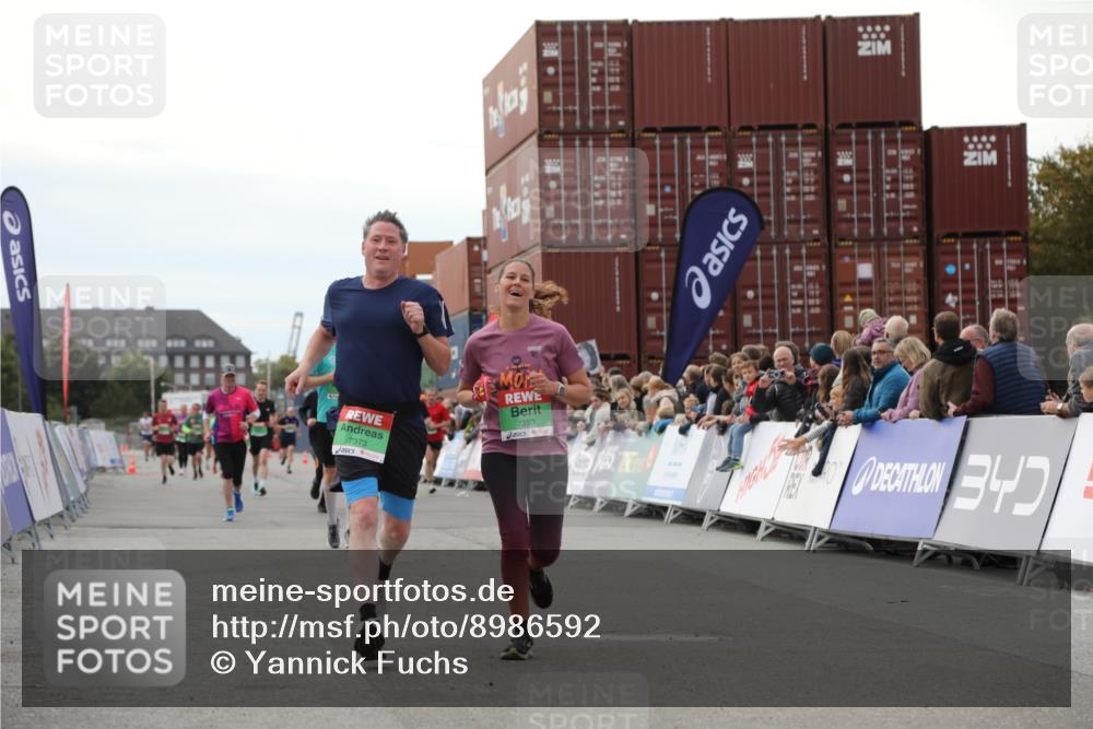 03.10.2025 - Köhlbrandbrückenlauf Yannick Fuchs http://msf.ph/oto/8986592 03.10.2025 16:11:28 Ziel 7350, 7373, 7407, 7467, 7472, 7488, 7765, 7895, 8938 meine-sportfotos.de