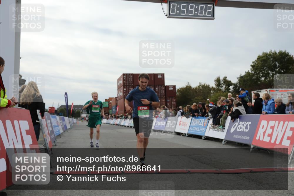 03.10.2025 - Köhlbrandbrückenlauf Yannick Fuchs http://msf.ph/oto/8986641 03.10.2025 15:59:00 Ziel 7086, 7109, 7238, 7256, 9195, 9196, 9197, 9370, 9398, 9750 meine-sportfotos.de