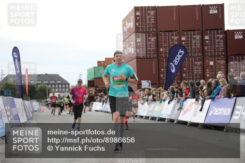 03.10.2025 - Köhlbrandbrückenlauf Yannick Fuchs http://msf.ph/oto/8986656 03.10.2025 16:11:31 Ziel 7196, 7350, 7373, 7407, 7467, 7488, 8774, 8938, 9382 meine-sportfotos.de