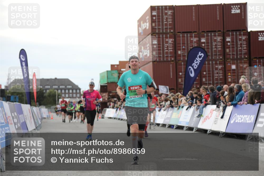 03.10.2025 - Köhlbrandbrückenlauf Yannick Fuchs http://msf.ph/oto/8986659 03.10.2025 16:11:32 Ziel 7196, 7350, 7373, 7407, 7467, 7488, 8774, 8938, 9382 meine-sportfotos.de