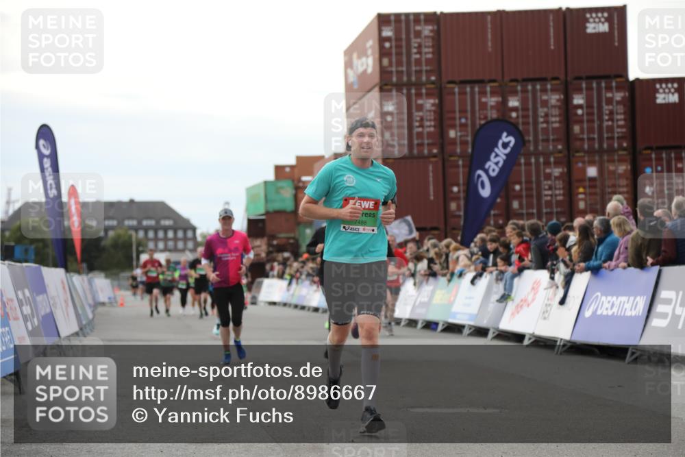 03.10.2025 - Köhlbrandbrückenlauf Yannick Fuchs http://msf.ph/oto/8986667 03.10.2025 16:11:32 Ziel 7196, 7350, 7373, 7407, 7467, 7488, 8774, 8938, 9382 meine-sportfotos.de