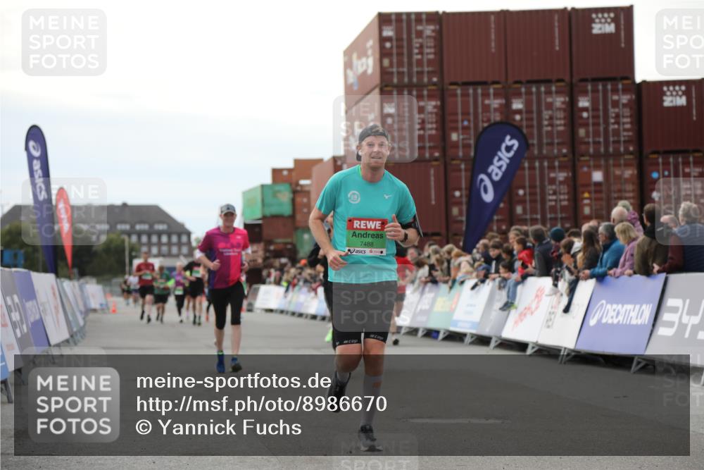 03.10.2025 - Köhlbrandbrückenlauf Yannick Fuchs http://msf.ph/oto/8986670 03.10.2025 16:11:32 Ziel 7196, 7350, 7373, 7407, 7467, 7488, 8774, 8938, 9382 meine-sportfotos.de
