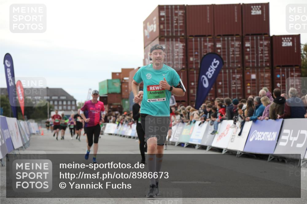 03.10.2025 - Köhlbrandbrückenlauf Yannick Fuchs http://msf.ph/oto/8986673 03.10.2025 16:11:32 Ziel 7196, 7350, 7373, 7407, 7467, 7488, 8774, 8938, 9382 meine-sportfotos.de