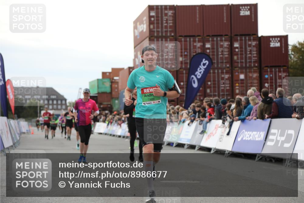 03.10.2025 - Köhlbrandbrückenlauf Yannick Fuchs http://msf.ph/oto/8986677 03.10.2025 16:11:32 Ziel 7196, 7350, 7373, 7407, 7467, 7488, 8774, 8938, 9382 meine-sportfotos.de