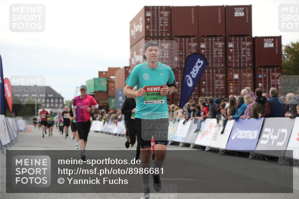 03.10.2025 - Köhlbrandbrückenlauf Yannick Fuchs http://msf.ph/oto/8986681 03.10.2025 16:11:32 Ziel 7196, 7350, 7373, 7407, 7467, 7488, 8774, 8938, 9382 meine-sportfotos.de