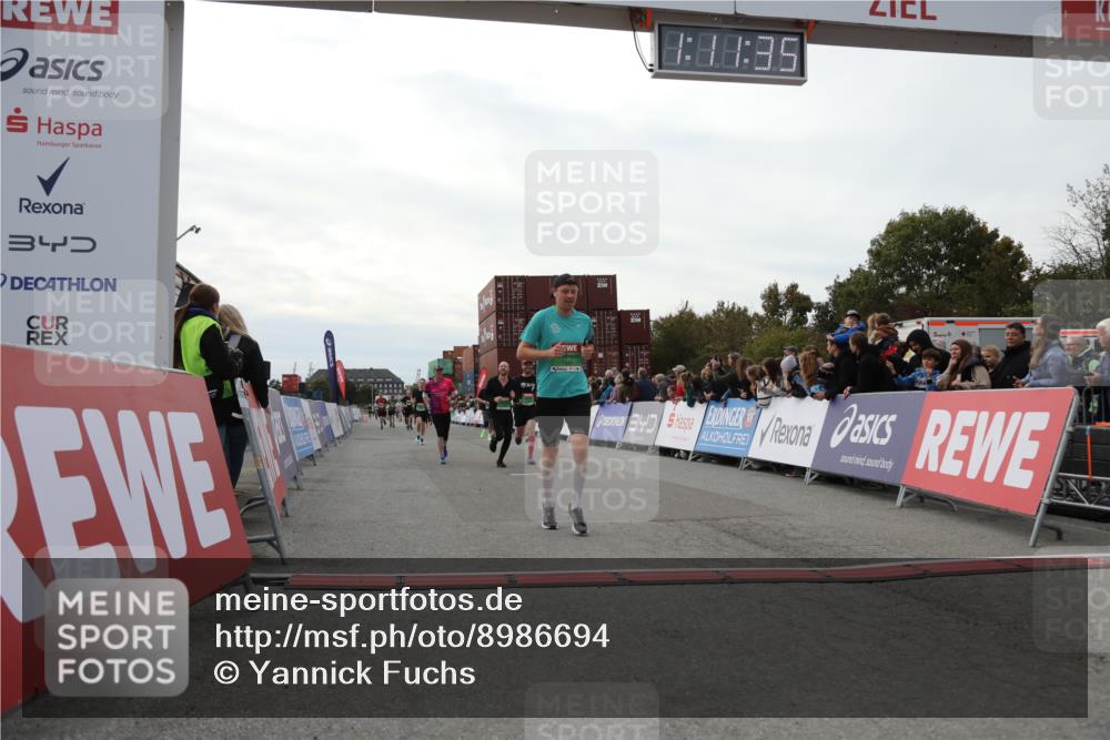 03.10.2025 - Köhlbrandbrückenlauf Yannick Fuchs http://msf.ph/oto/8986694 03.10.2025 16:11:33 Ziel 7196, 7350, 7373, 7407, 7467, 7488, 8774, 8938, 9382 meine-sportfotos.de