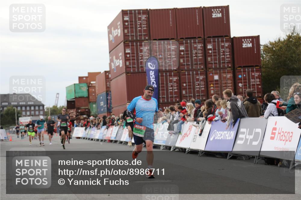 03.10.2025 - Köhlbrandbrückenlauf Yannick Fuchs http://msf.ph/oto/8986711 03.10.2025 15:59:10 Ziel 7496, 9118, 9521 meine-sportfotos.de