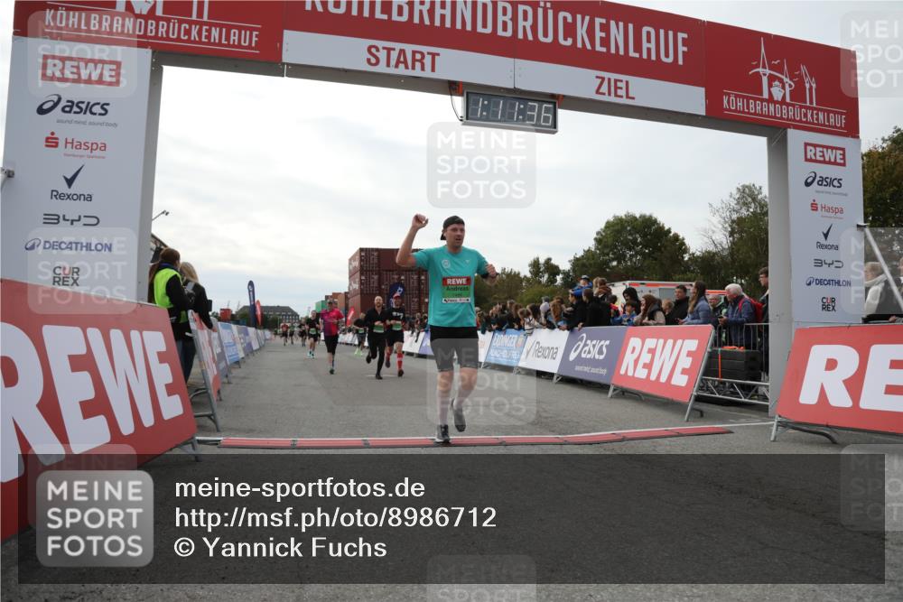 03.10.2025 - Köhlbrandbrückenlauf Yannick Fuchs http://msf.ph/oto/8986712 03.10.2025 16:11:34 Ziel 7196, 7407, 7467, 7488, 8774, 8938, 9382 meine-sportfotos.de
