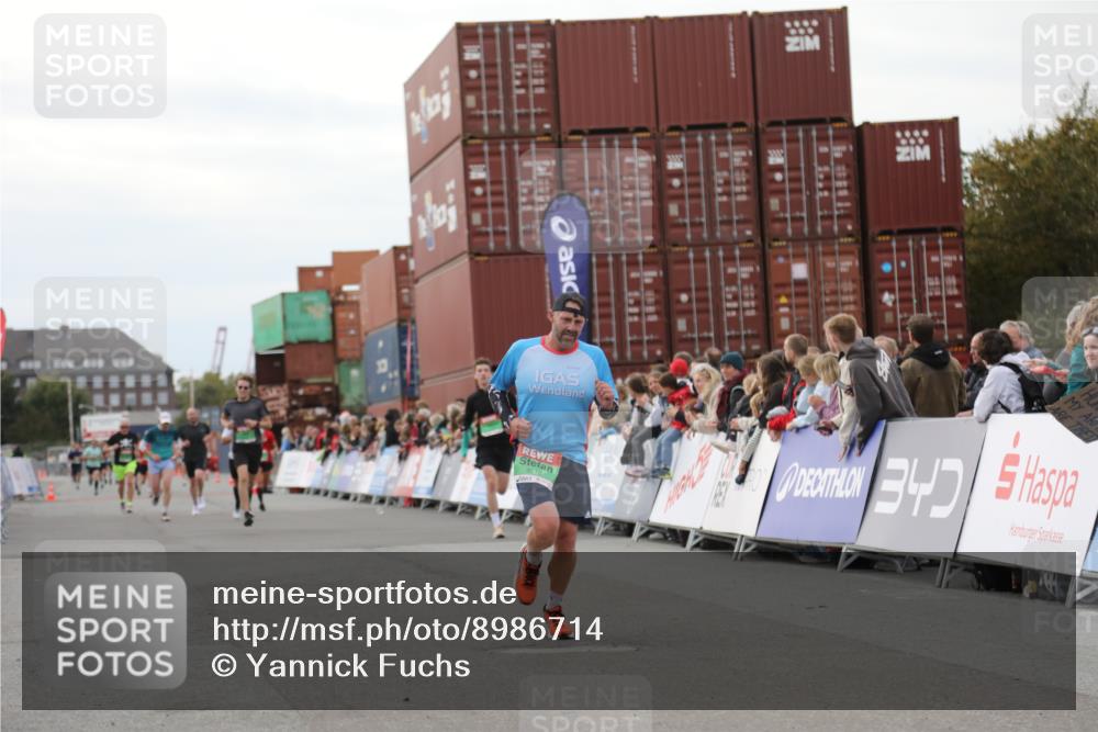 03.10.2025 - Köhlbrandbrückenlauf Yannick Fuchs http://msf.ph/oto/8986714 03.10.2025 15:59:11 Ziel 7496, 9118, 9521 meine-sportfotos.de