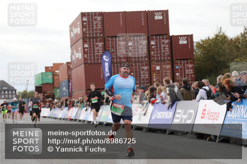 03.10.2025 - Köhlbrandbrückenlauf Yannick Fuchs http://msf.ph/oto/8986725 03.10.2025 15:59:11 Ziel 7496, 9118, 9521 meine-sportfotos.de