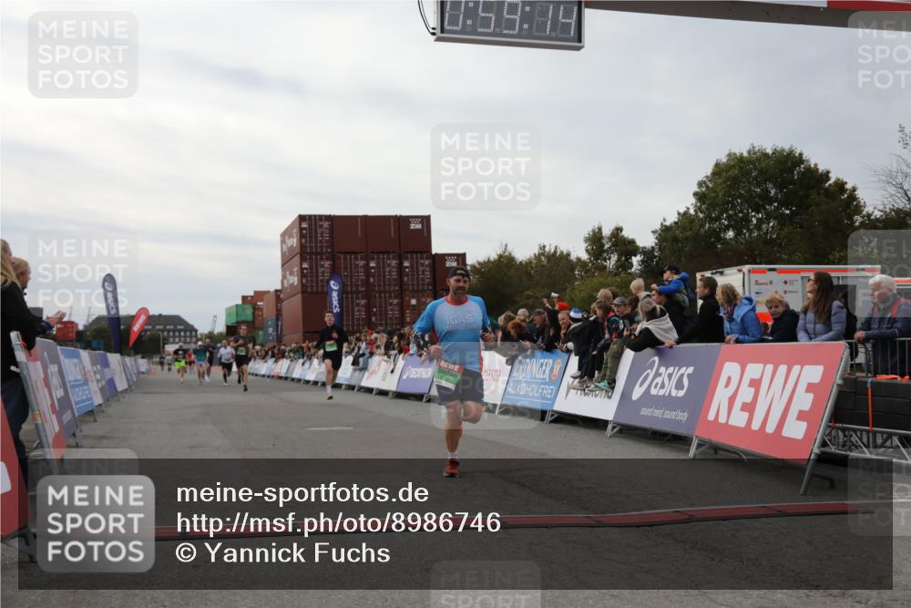 03.10.2025 - Köhlbrandbrückenlauf Yannick Fuchs http://msf.ph/oto/8986746 03.10.2025 15:59:12 Ziel 7262, 7496, 8780, 9118, 9521 meine-sportfotos.de