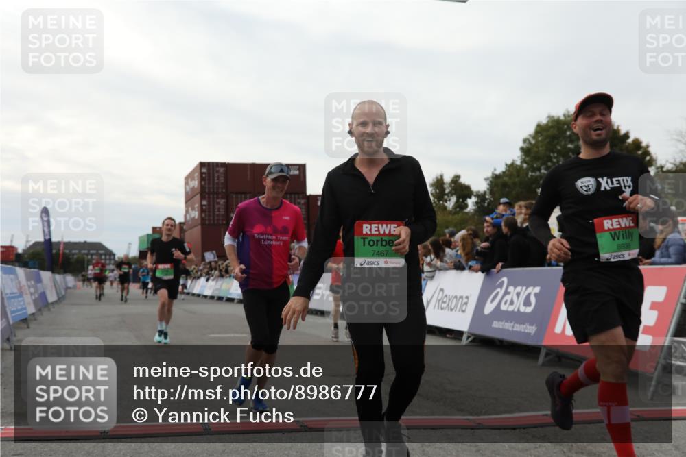03.10.2025 - Köhlbrandbrückenlauf Yannick Fuchs http://msf.ph/oto/8986777 03.10.2025 16:11:37 Ziel 7196, 7330, 7407, 7419, 7467, 7488, 8774, 8938, 9200, 9202, 9382, 9392, 9634 meine-sportfotos.de