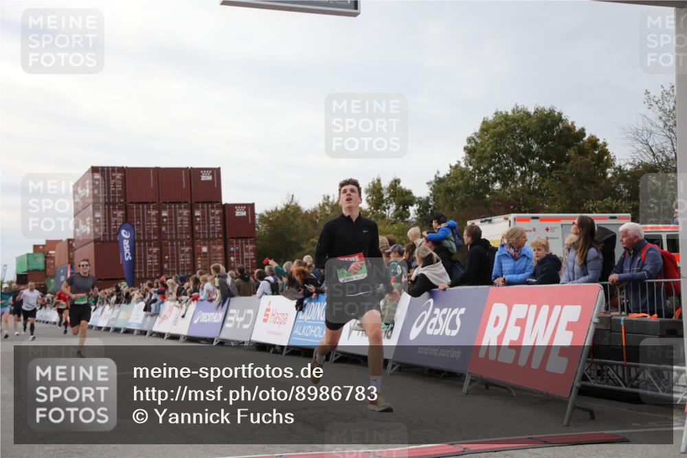 03.10.2025 - Köhlbrandbrückenlauf Yannick Fuchs http://msf.ph/oto/8986783 03.10.2025 15:59:15 Ziel 7262, 7496, 8780, 9118, 9126, 9238, 9521, 9577 meine-sportfotos.de