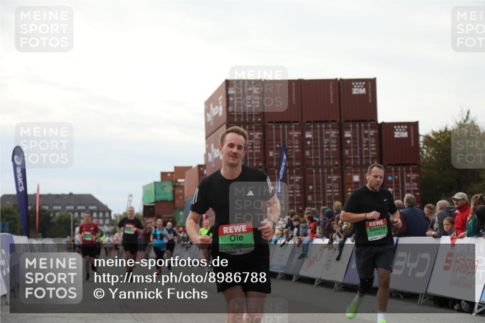 03.10.2025 - Köhlbrandbrückenlauf Yannick Fuchs http://msf.ph/oto/8986788 03.10.2025 16:11:38 Ziel 7196, 7330, 7407, 7419, 7467, 8774, 8938, 9200, 9202, 9382, 9392, 9634 meine-sportfotos.de
