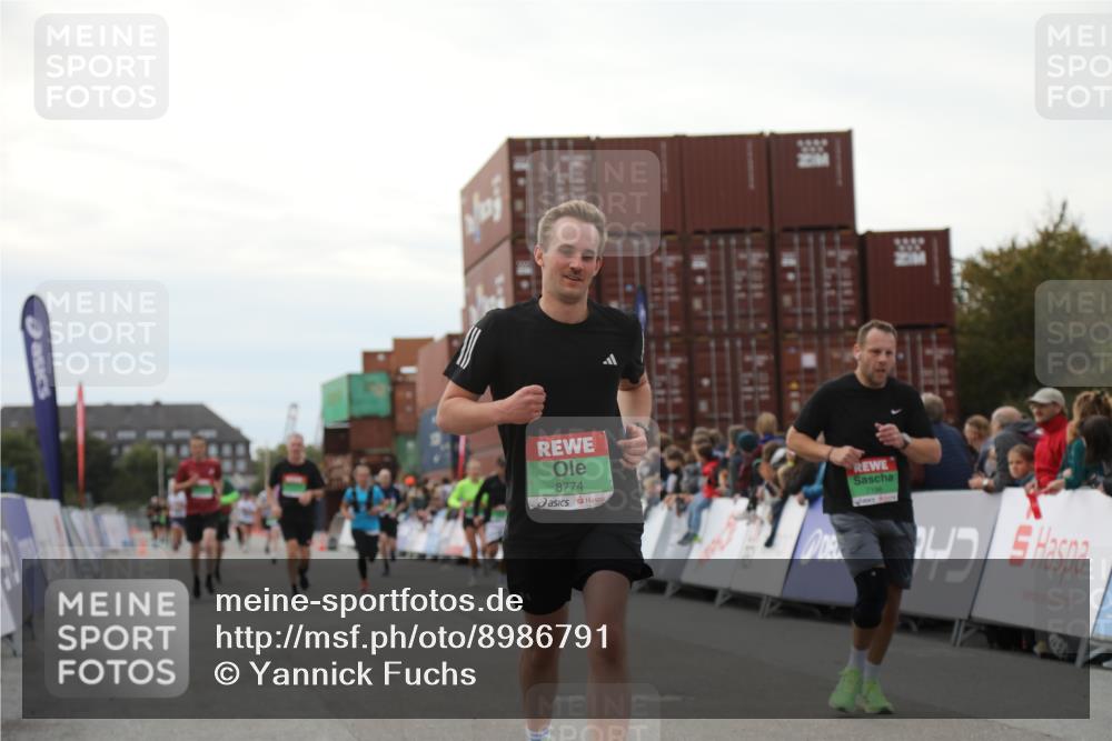 03.10.2025 - Köhlbrandbrückenlauf Yannick Fuchs http://msf.ph/oto/8986791 03.10.2025 16:11:38 Ziel 7196, 7330, 7407, 7419, 7467, 8774, 8938, 9200, 9202, 9382, 9392, 9634 meine-sportfotos.de