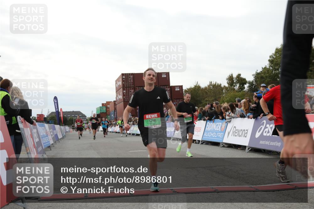 03.10.2025 - Köhlbrandbrückenlauf Yannick Fuchs http://msf.ph/oto/8986801 03.10.2025 16:11:38 Ziel 7196, 7330, 7407, 7419, 7467, 8774, 8938, 9200, 9202, 9382, 9392, 9634 meine-sportfotos.de