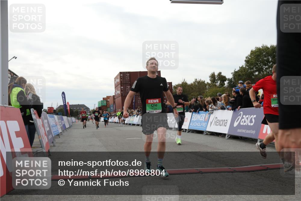 03.10.2025 - Köhlbrandbrückenlauf Yannick Fuchs http://msf.ph/oto/8986804 03.10.2025 16:11:39 Ziel 7196, 7330, 7407, 7419, 7467, 8774, 8938, 9200, 9202, 9382, 9392, 9634 meine-sportfotos.de