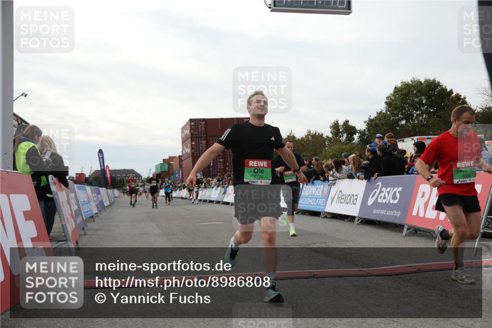 03.10.2025 - Köhlbrandbrückenlauf Yannick Fuchs http://msf.ph/oto/8986808 03.10.2025 16:11:39 Ziel 7196, 7330, 7407, 7419, 7467, 8774, 8938, 9200, 9202, 9382, 9392, 9634 meine-sportfotos.de