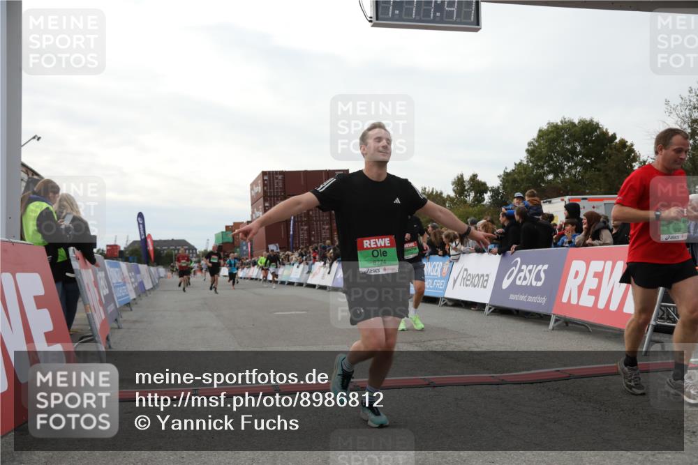 03.10.2025 - Köhlbrandbrückenlauf Yannick Fuchs http://msf.ph/oto/8986812 03.10.2025 16:11:39 Ziel 7196, 7330, 7407, 7419, 7467, 8774, 8938, 9200, 9202, 9382, 9392, 9634 meine-sportfotos.de