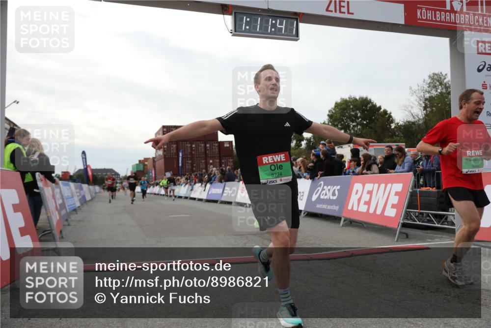 03.10.2025 - Köhlbrandbrückenlauf Yannick Fuchs http://msf.ph/oto/8986821 03.10.2025 16:11:39 Ziel 7196, 7330, 7407, 7419, 7467, 8774, 8938, 9200, 9202, 9382, 9392, 9634 meine-sportfotos.de