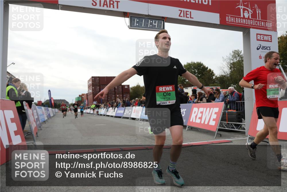 03.10.2025 - Köhlbrandbrückenlauf Yannick Fuchs http://msf.ph/oto/8986825 03.10.2025 16:11:39 Ziel 7196, 7330, 7407, 7419, 7467, 8774, 8938, 9200, 9202, 9382, 9392, 9634 meine-sportfotos.de