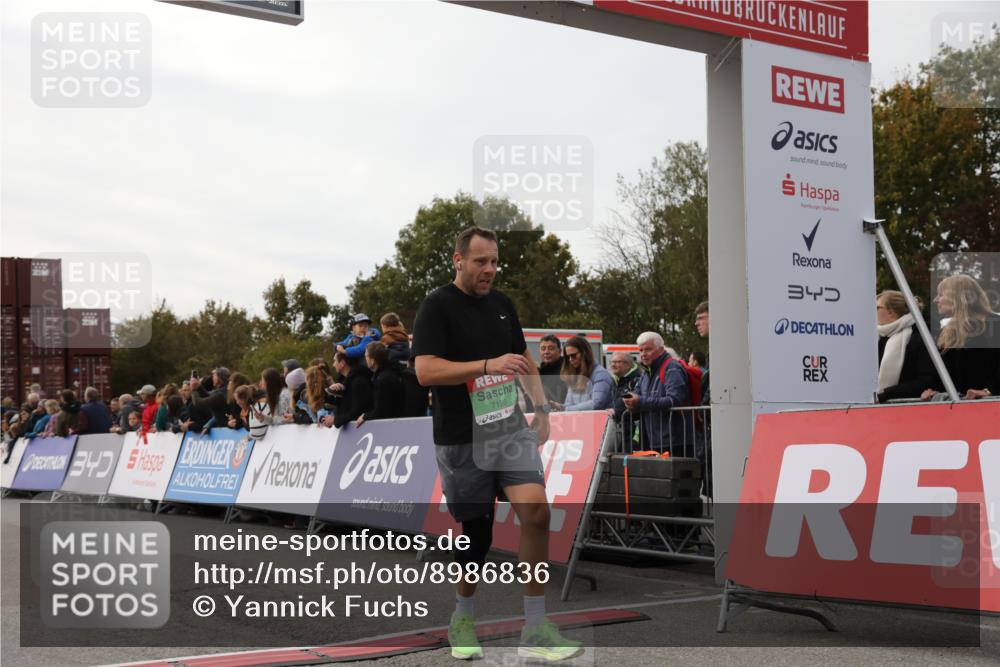 03.10.2025 - Köhlbrandbrückenlauf Yannick Fuchs http://msf.ph/oto/8986836 03.10.2025 16:11:40 Ziel 7196, 7330, 7407, 7419, 7467, 7658, 8774, 8938, 9200, 9202, 9382, 9392, 9634 meine-sportfotos.de