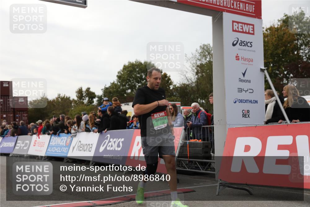 03.10.2025 - Köhlbrandbrückenlauf Yannick Fuchs http://msf.ph/oto/8986840 03.10.2025 16:11:40 Ziel 7196, 7330, 7407, 7419, 7467, 7658, 8774, 8938, 9200, 9202, 9382, 9392, 9634 meine-sportfotos.de