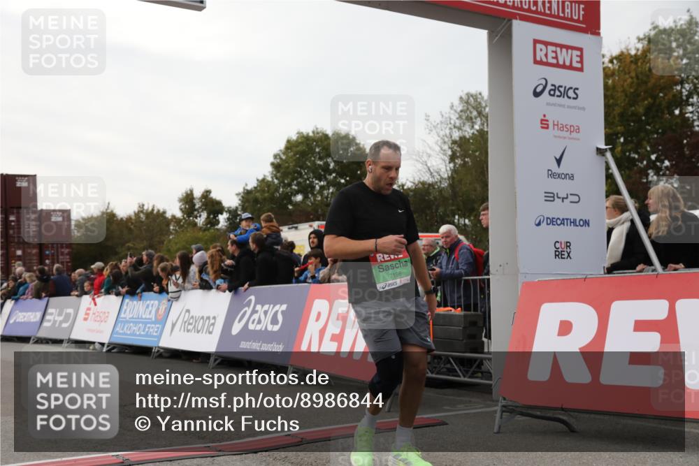 03.10.2025 - Köhlbrandbrückenlauf Yannick Fuchs http://msf.ph/oto/8986844 03.10.2025 16:11:41 Ziel 7196, 7330, 7419, 7533, 7658, 8774, 9200, 9202, 9382, 9392, 9634 meine-sportfotos.de