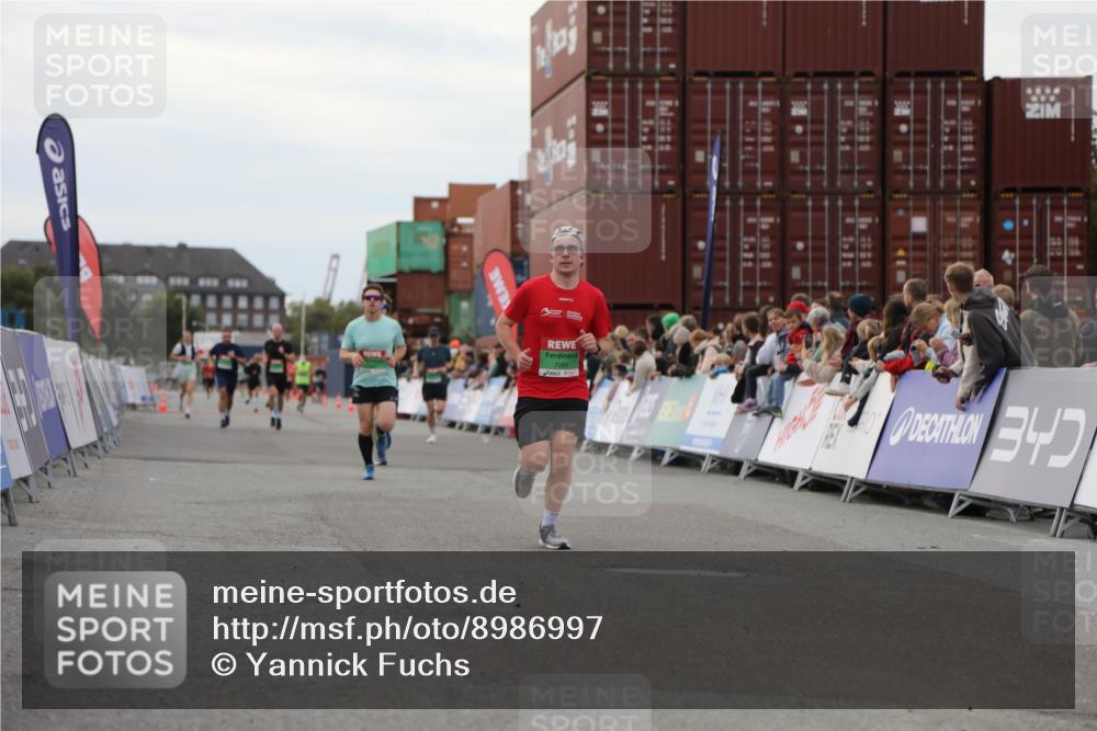 03.10.2025 - Köhlbrandbrückenlauf Yannick Fuchs http://msf.ph/oto/8986997 03.10.2025 15:59:27 Ziel 7059, 7083, 7089, 9238, 9577 meine-sportfotos.de