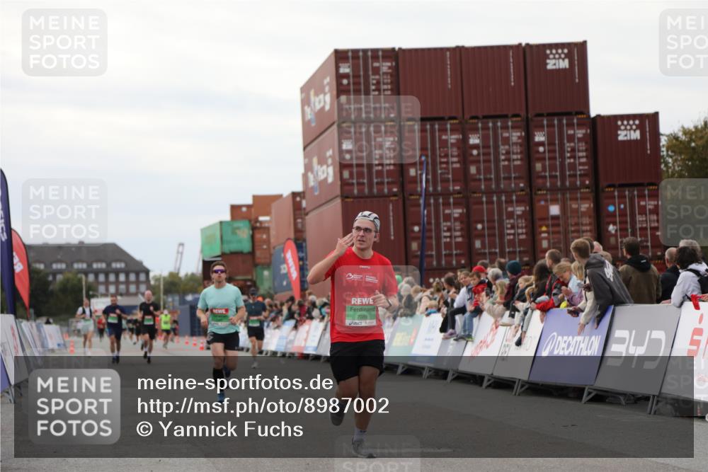03.10.2025 - Köhlbrandbrückenlauf Yannick Fuchs http://msf.ph/oto/8987002 03.10.2025 15:59:27 Ziel 7059, 7083, 7089, 9238, 9577 meine-sportfotos.de