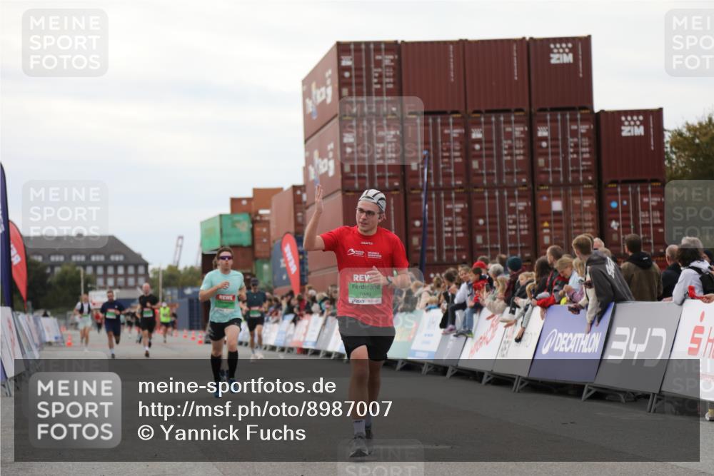 03.10.2025 - Köhlbrandbrückenlauf Yannick Fuchs http://msf.ph/oto/8987007 03.10.2025 15:59:27 Ziel 7059, 7083, 7089, 9238, 9577 meine-sportfotos.de