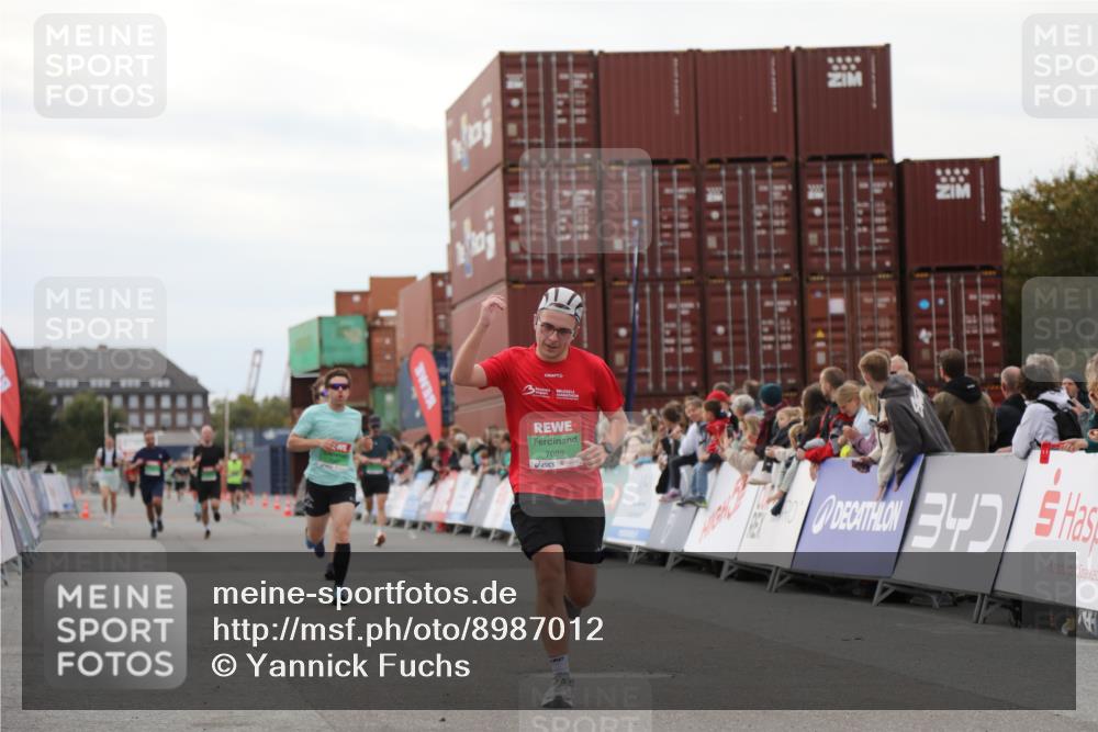 03.10.2025 - Köhlbrandbrückenlauf Yannick Fuchs http://msf.ph/oto/8987012 03.10.2025 15:59:27 Ziel 7059, 7083, 7089, 9238, 9577 meine-sportfotos.de