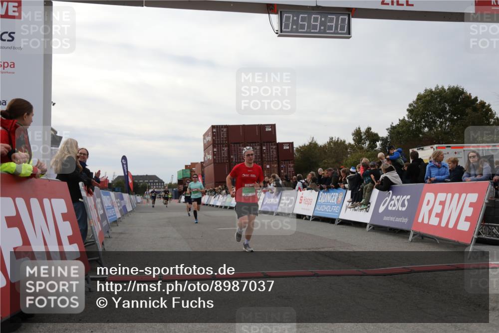 03.10.2025 - Köhlbrandbrückenlauf Yannick Fuchs http://msf.ph/oto/8987037 03.10.2025 15:59:29 Ziel 7059, 7083, 7089, 7187 meine-sportfotos.de