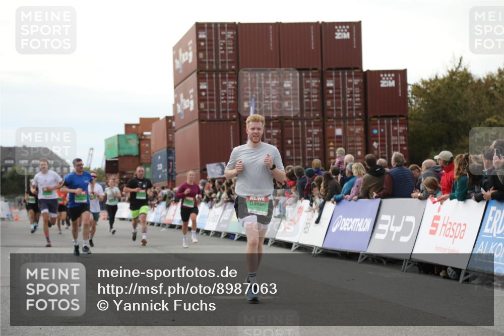 03.10.2025 - Köhlbrandbrückenlauf Yannick Fuchs http://msf.ph/oto/8987063 03.10.2025 16:11:51 Ziel 7122, 7469, 7533, 7566, 7613, 7658, 7757, 7961, 8005, 8096, 8110, 8954, 9244 meine-sportfotos.de