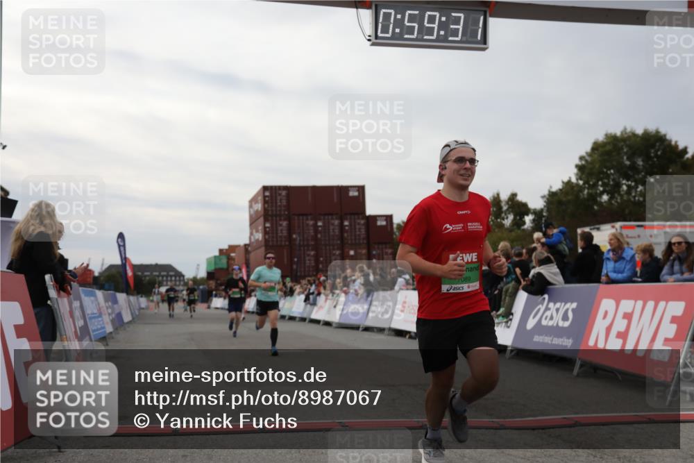 03.10.2025 - Köhlbrandbrückenlauf Yannick Fuchs http://msf.ph/oto/8987067 03.10.2025 15:59:30 Ziel 7025, 7048, 7059, 7083, 7089, 7187 meine-sportfotos.de
