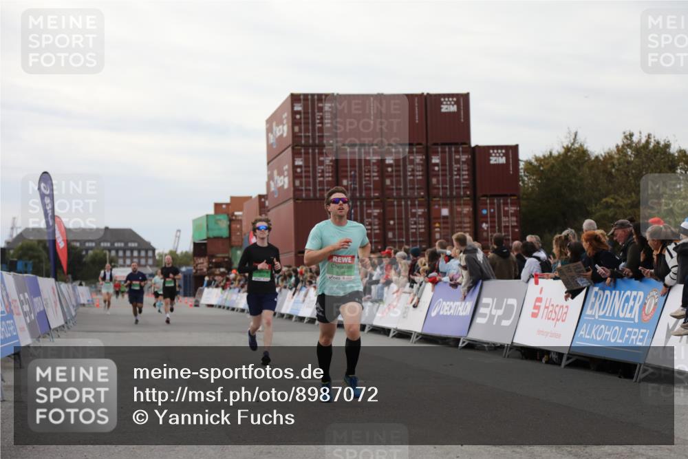 03.10.2025 - Köhlbrandbrückenlauf Yannick Fuchs http://msf.ph/oto/8987072 03.10.2025 15:59:30 Ziel 7025, 7048, 7059, 7083, 7089, 7187 meine-sportfotos.de