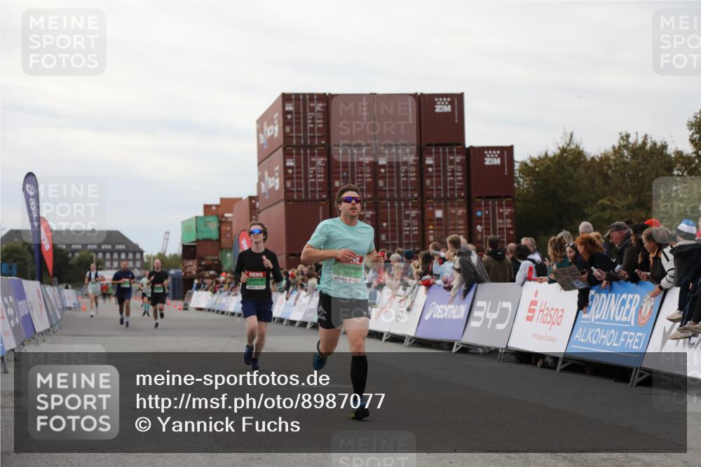 03.10.2025 - Köhlbrandbrückenlauf Yannick Fuchs http://msf.ph/oto/8987077 03.10.2025 15:59:30 Ziel 7025, 7048, 7059, 7083, 7089, 7187 meine-sportfotos.de