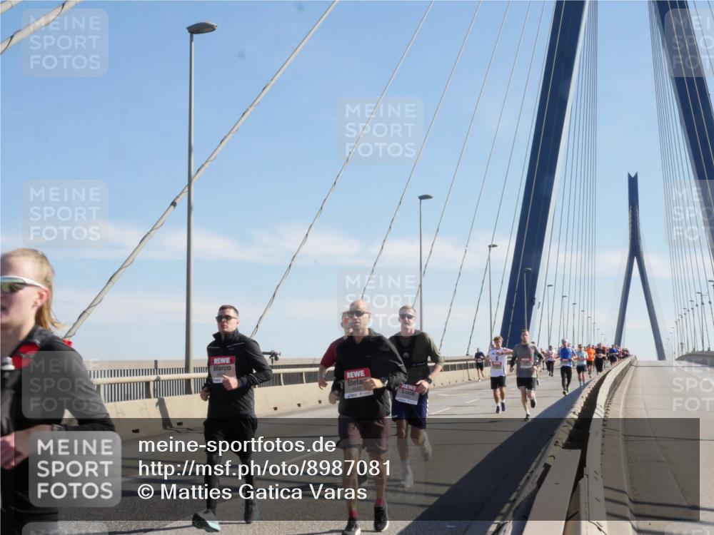 03.10.2025 - Köhlbrandbrückenlauf Matties Gatica Varas http://msf.ph/oto/8987081 03.10.2025 12:28:09 Position 2 4202 meine-sportfotos.de
