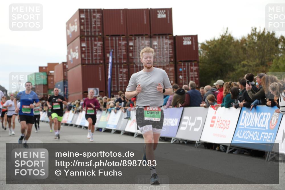 03.10.2025 - Köhlbrandbrückenlauf Yannick Fuchs http://msf.ph/oto/8987083 03.10.2025 16:11:51 Ziel 7122, 7469, 7533, 7566, 7613, 7658, 7757, 7961, 8005, 8096, 8110, 8954, 9244 meine-sportfotos.de