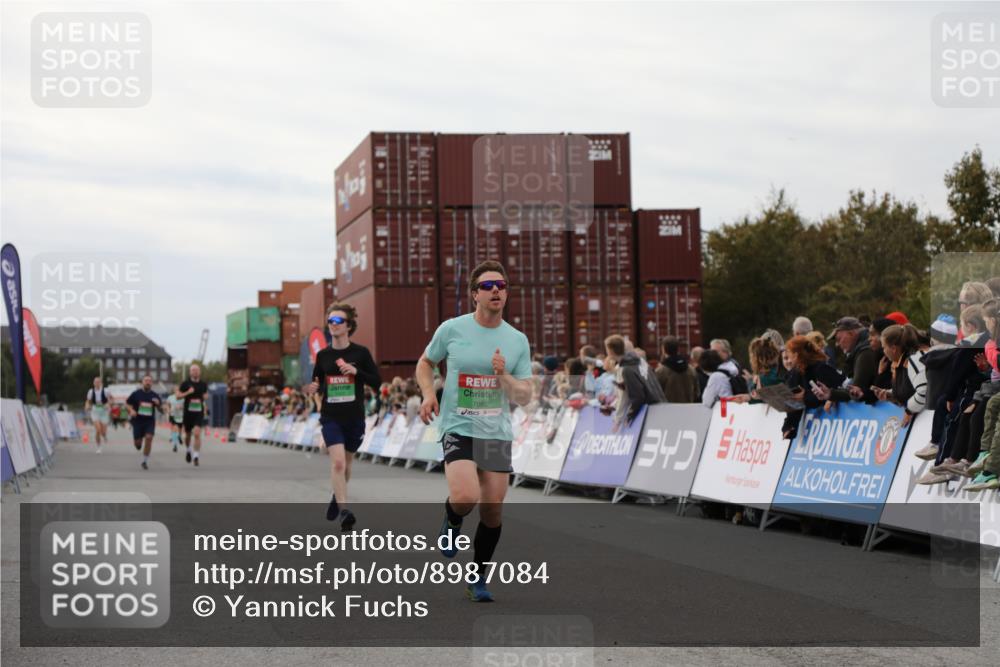 03.10.2025 - Köhlbrandbrückenlauf Yannick Fuchs http://msf.ph/oto/8987084 03.10.2025 15:59:30 Ziel 7025, 7048, 7059, 7083, 7089, 7187 meine-sportfotos.de