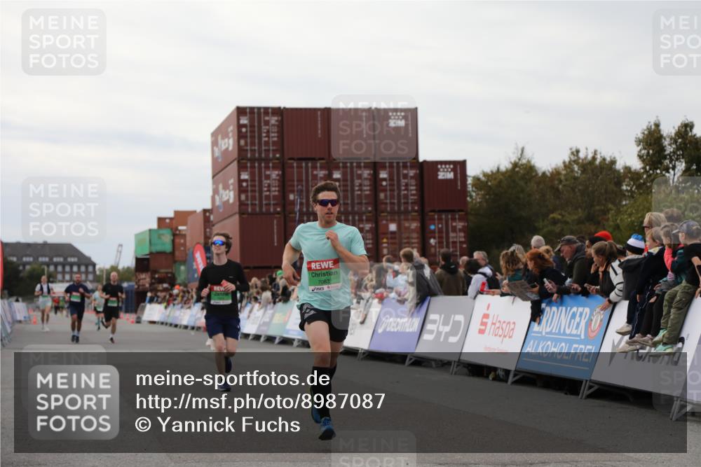 03.10.2025 - Köhlbrandbrückenlauf Yannick Fuchs http://msf.ph/oto/8987087 03.10.2025 15:59:31 Ziel 7025, 7048, 7059, 7083, 7089, 7187 meine-sportfotos.de