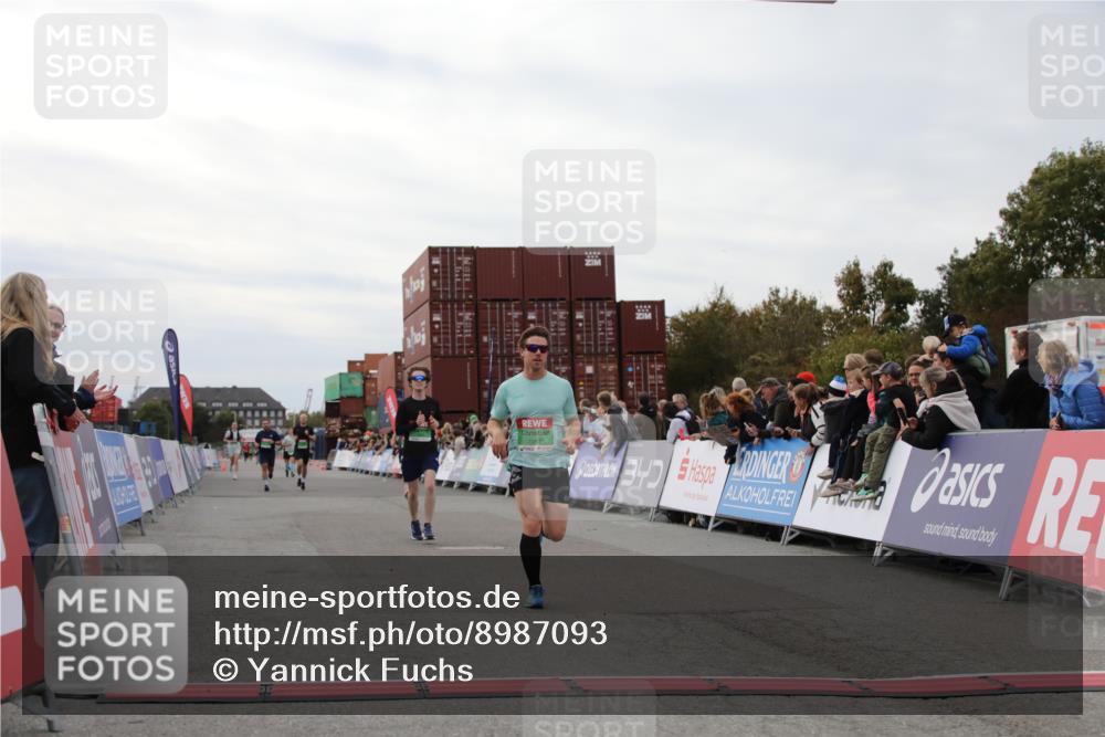 03.10.2025 - Köhlbrandbrückenlauf Yannick Fuchs http://msf.ph/oto/8987093 03.10.2025 15:59:31 Ziel 7025, 7048, 7059, 7083, 7089, 7187 meine-sportfotos.de