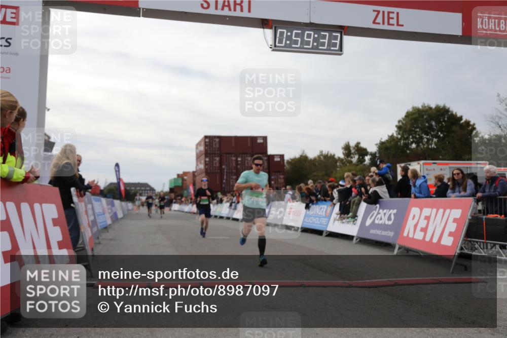 03.10.2025 - Köhlbrandbrückenlauf Yannick Fuchs http://msf.ph/oto/8987097 03.10.2025 15:59:31 Ziel 7025, 7048, 7059, 7083, 7089, 7187 meine-sportfotos.de