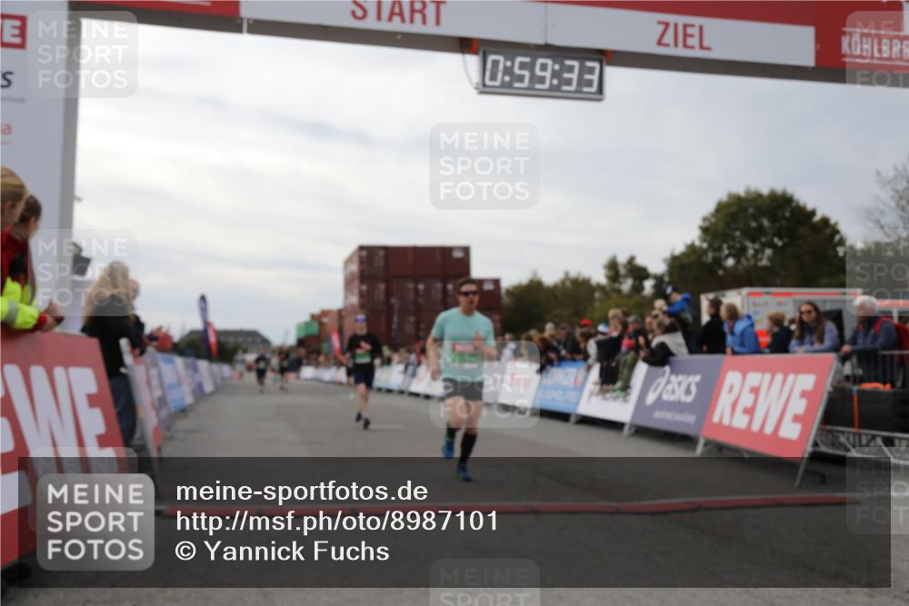 03.10.2025 - Köhlbrandbrückenlauf Yannick Fuchs http://msf.ph/oto/8987101 03.10.2025 15:59:31 Ziel 7025, 7048, 7059, 7083, 7089, 7187 meine-sportfotos.de