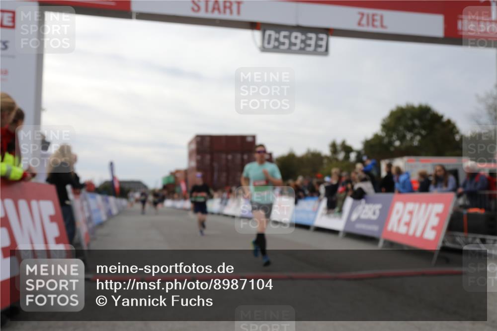03.10.2025 - Köhlbrandbrückenlauf Yannick Fuchs http://msf.ph/oto/8987104 03.10.2025 15:59:31 Ziel 7025, 7048, 7059, 7083, 7089, 7187 meine-sportfotos.de