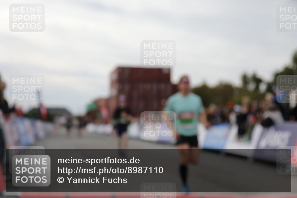 03.10.2025 - Köhlbrandbrückenlauf Yannick Fuchs http://msf.ph/oto/8987110 03.10.2025 15:59:31 Ziel 7025, 7048, 7059, 7083, 7089, 7187 meine-sportfotos.de
